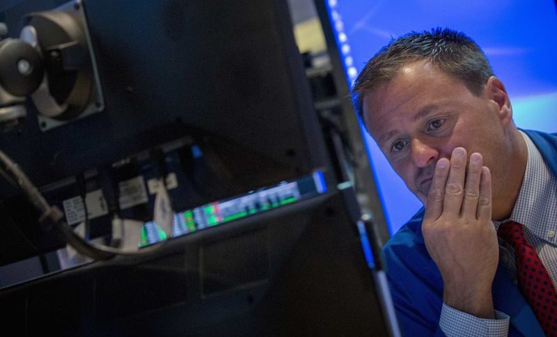 تراجع العقود الآجلة لمؤشرات الأسهم الأمريكية وسط مخاوف جيوسياسية وتباطؤ أرباح الشركات